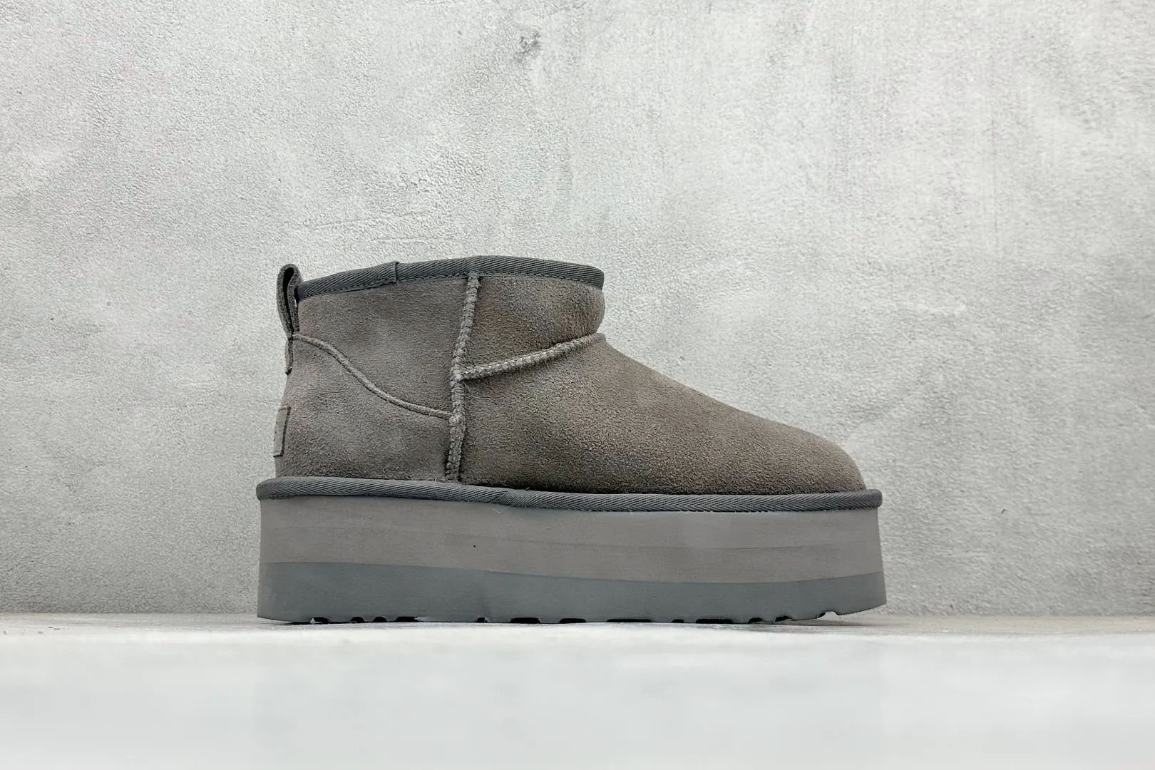 🐲💰 520 supports store placement. The top version on the market is UGG sheepskin snow boots. Mini thick-soled short-tube 5cm. Xiaohongshu’s hot model. Produced by a major foreign trade factory in Guangzhou. Genuine sheepskin from toe to insole. Independent outer box packaging. Chip. Waterproof technology. Different from any version on the market. 5cm thick sole. Independent original development of outsole. Cashmere insole. Keep warm in winter. It is a very suitable choice for home use. In the new year, uug launches a style series. Partly catered to the preferences of young consumers, it has also moved to the forefront of fashion trends. Shoe body material: water-repellent coated suede upper, 17 mm UGGPURE™ implanted wool insole, lightweight non-slip comfortable rubber outsole, brand LOGO trademark, complete package, item number: 1135092, size: 35 36 37 38 39 40